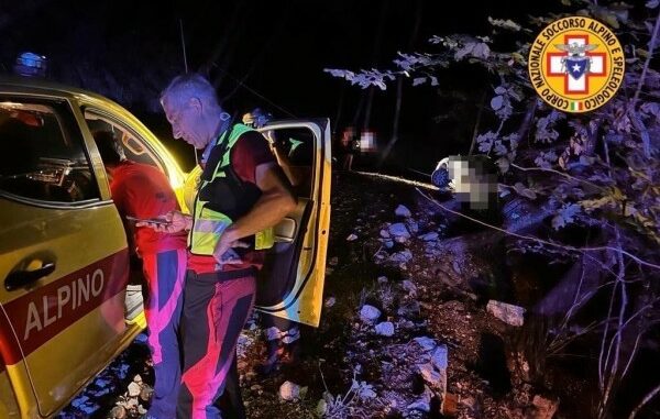 auto scarpata boschi casalzuigno