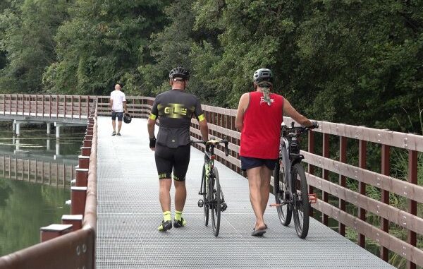 ciclabile lago comabbio passerella
