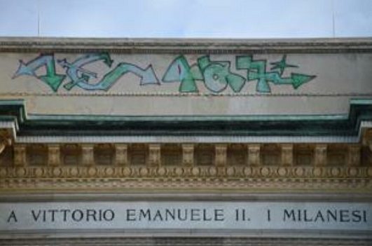 milano galleria caruso vandali