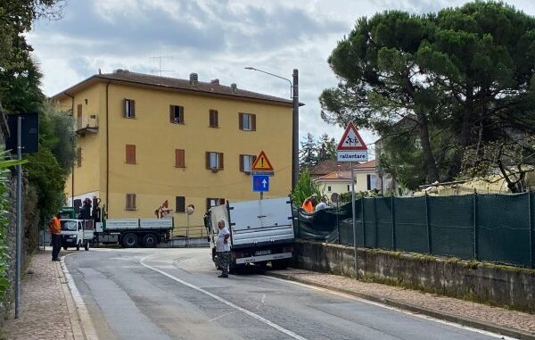 luino cade pianta traffico bloccato