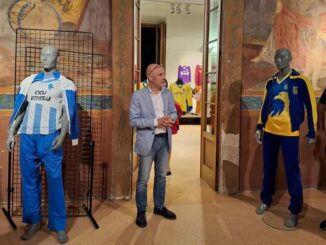 magenta mostra calcio maglie