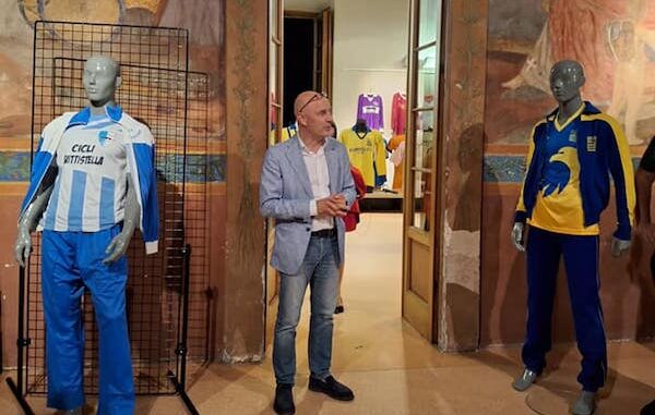 magenta mostra calcio maglie