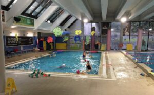 busto piscina acqua nera