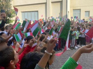 varese italia bandiere scuole