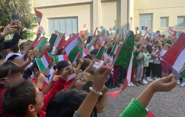 varese italia bandiere scuole