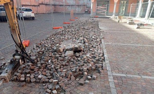 Cardano piazza porfido infortuni