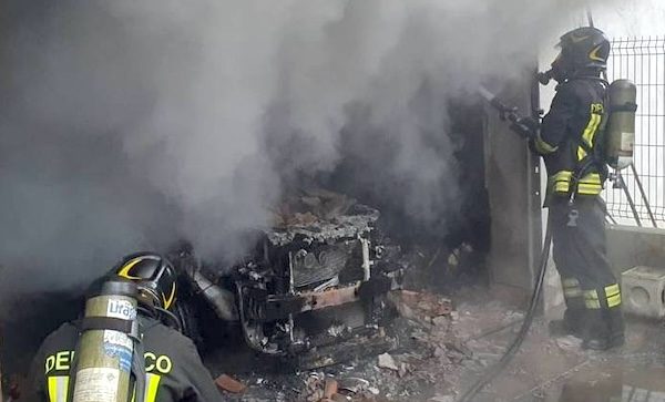 Vergiate incendio auto box