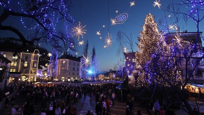 L'incantevole atmosfera natalizia (foto Novoletna Okrasitev Presernov)