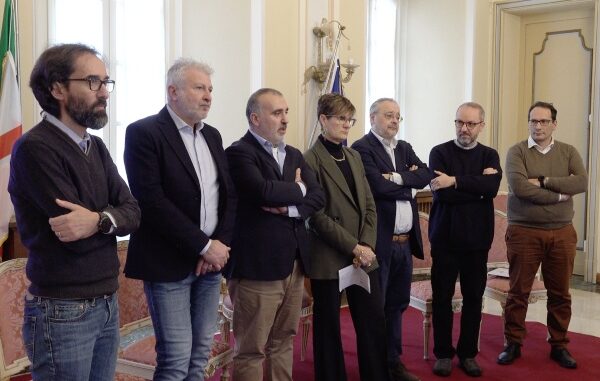 abiti usati cassonetti varese