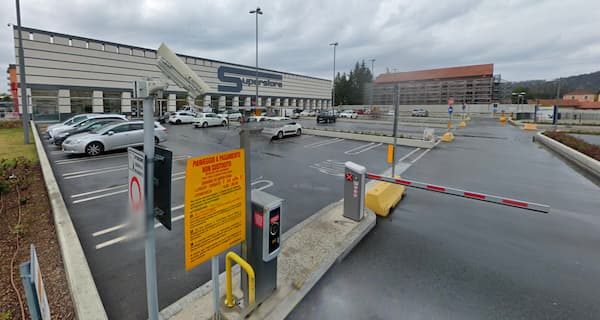 sesto-calende-parcheggio-esselunga