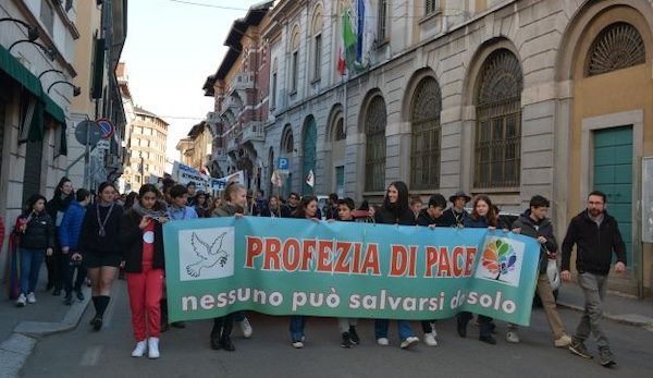 Gallarate manifestazione pace parrocchia
