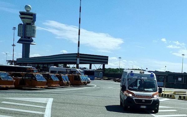 Malpensa atterraggio emergenza cameri
