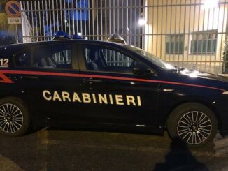 Ubriaco e senza patente si schianta nella notte contro le auto in sosta a Canegrate