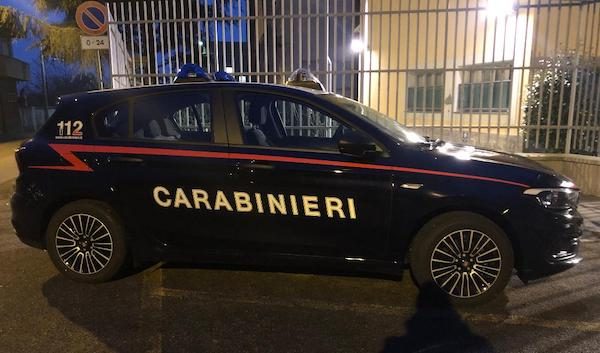 Ubriaco e senza patente si schianta nella notte contro le auto in sosta a Canegrate