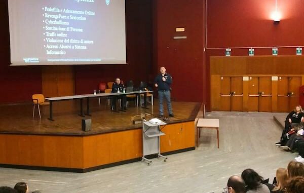 legnano cyberbullismo poliziapostale isisbernocchi