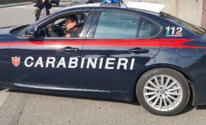 Ubriaco e senza patente si schianta nella notte contro le auto in sosta a Canegrate