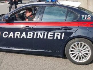 Ubriaco e senza patente si schianta nella notte contro le auto in sosta a Canegrate