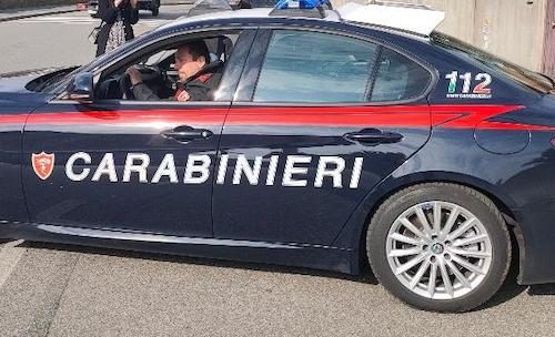 Ubriaco e senza patente si schianta nella notte contro le auto in sosta a Canegrate