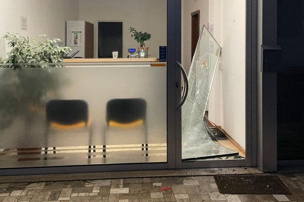 Furti a Caronno Varesino, commerciante lascia la porta aperta. «Non ci