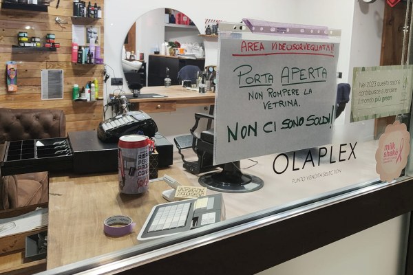 Furti a Caronno Varesino, commerciante lascia la porta aperta. «Non ci