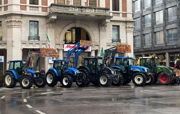 trattori varese protesta agricoltori