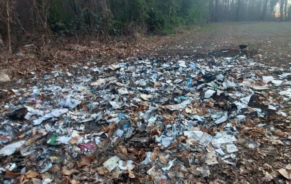 abbandona rifiuti induno denunciato