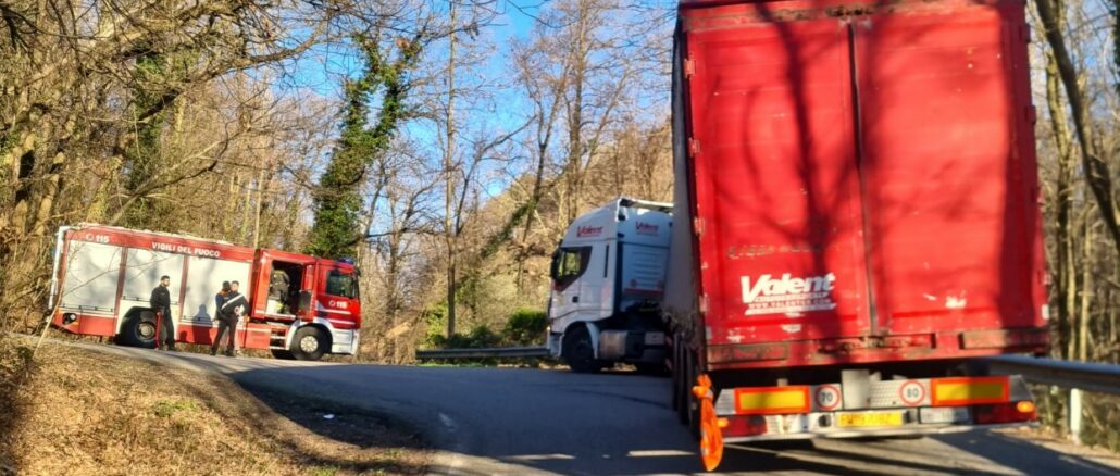 sumirago tir incastrato strada