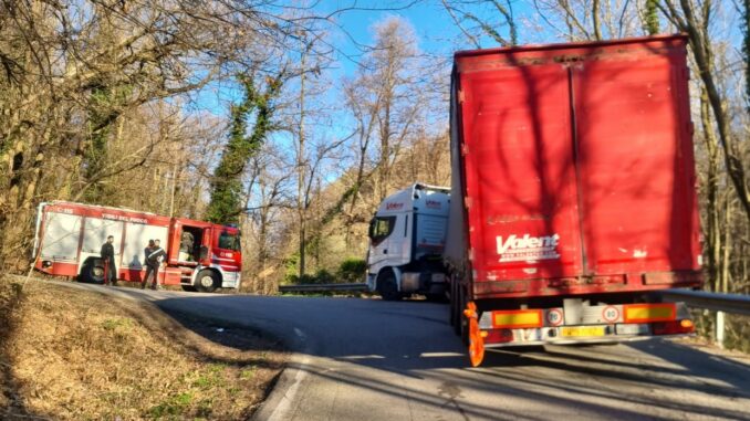 sumirago tir incastrato strada