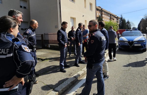 Gallarate sinti occupazione mediaset
