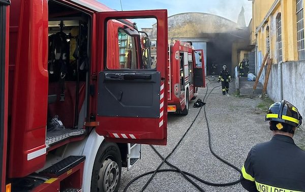Somma lombardo incendio stireria