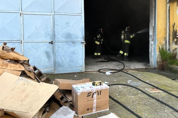 Somma lombardo incendio stireria