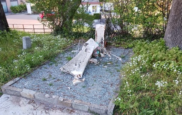 Gemonio monumento foibe distrutto