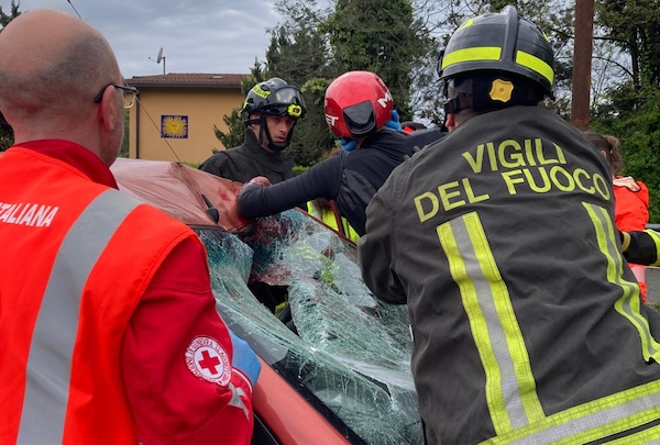 Cremenaga investimento ciclista parabrezza