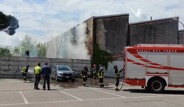 castellanza incendio parcheggio carrefour