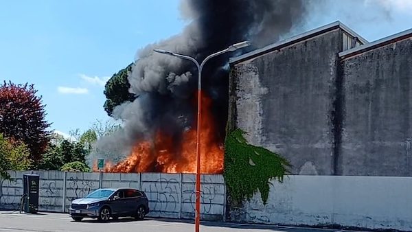 castellanza incendio parcheggio carrefour