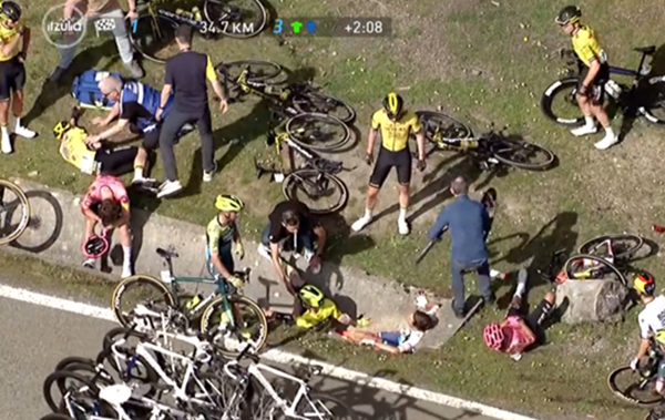 ciclismo caduta paesi baschi