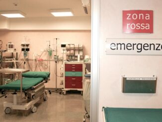 milano feriti accoltellati