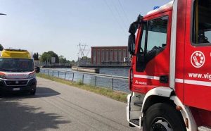 Canale industriale pescatore acqua