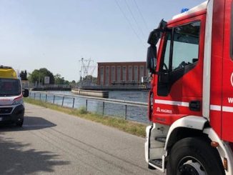 Canale industriale pescatore acqua