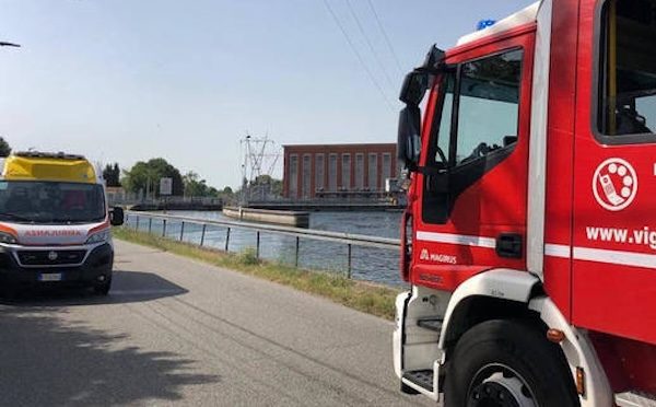 Canale industriale pescatore acqua