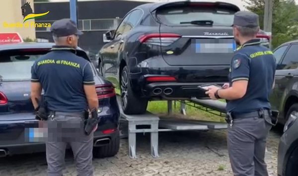 Varese auto lusso arresti