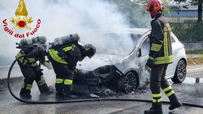 lonate incendio auto