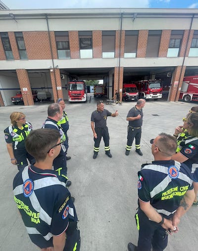 MAGENTA – Tre giorni in trasferta in Emilia-Romagna per la Protezione civile Città di Magenta (nelle foto). Tre giorni super impegnativi per il gruppo di volontari, tra una lezione con la Guardia costiera di Cesenatico, una mattinata di istruzione con i Vigili del fuoco del Comando di Rimini e il confronto con i colleghi del Gruppo comunale volontari Protezione civile di Savignano sul Rubicone. Il tutto un anno dopo l’alluvione che colpì quelle province; ma non è mancato qualche imprevisto, come una emergenza notturna a causa del maltempo. «Messi alla prova anche da alcuni imprevisti» «Ci siamo davvero messi alla prova – raccontano i volontari della Protezione civile Città di Magenta – Alla partenza, scoppio di uno pneumatico in autostrada; la notte seguente, una fortissima tromba d’aria ha colpito il nostro campo base, ma tutti noi abbiamo agito come lo sappiamo fare e pronti a tutto, nessuno si è fatto male, a parte qualche attrezzatura da controllare. Ore di lezione con straordinari uomini e donne della Guardia costiera, Vigili del fuoco e con i nostri colleghi emiliani: davvero una tre giorni indimenticabile sotto ogni aspetto. Grazie a tutti i partecipanti, fantastici e unici, bravi, bravi e ancora bravi. Questo è fare gruppo e superare tutti insieme ogni difficoltà, ci siamo messi alla prova e siamo stati encomiabili. Avanti così». L’arrivederci è a Magenta, per ricambiare l’accoglienza e la formazione. https://www.malpensa24.it/fdi-celebra-loperato-della-giunta-del-gobbo-tanti-successi-a-magenta/ #magenta protezionecivile emiliaromagna volontari – MALPENSA24
