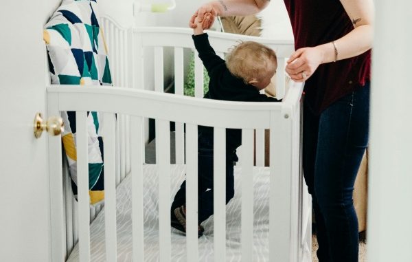 varese bambina dimenticata asilo