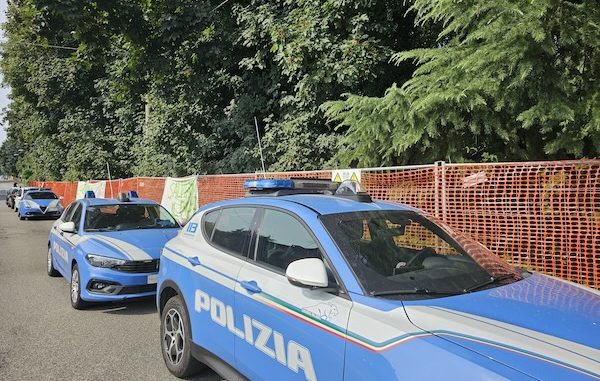Gallarate forza Italia dito medio