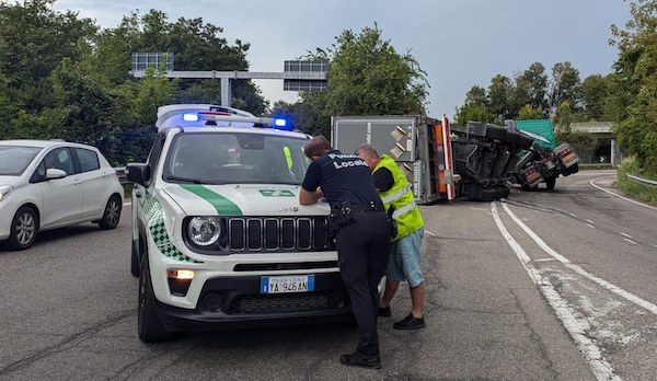 Gallarate camion ribaltato 336