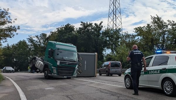 Gallarate camion ribaltato 336