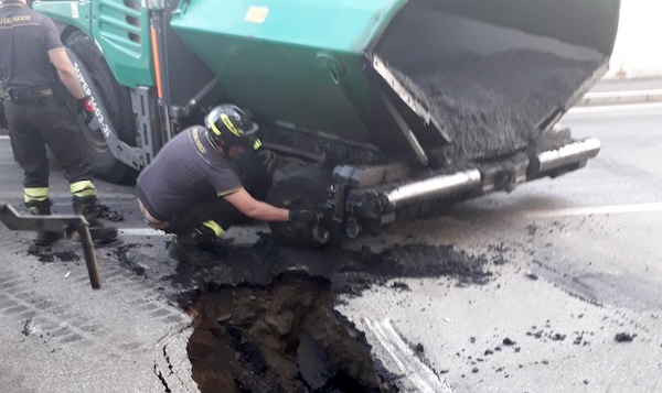 Sesto calende voragine asfalto