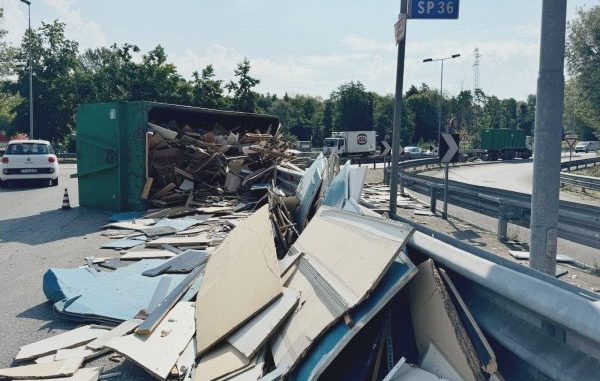buguggiate camion perde container