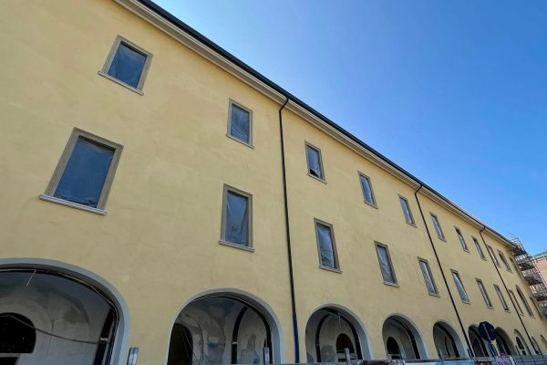 varese caserma facciata piazza